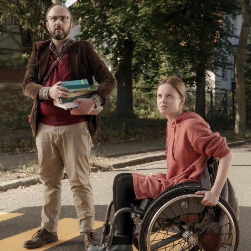 karla-und-ihr-lehrer-herr-rohwein-werden-beinahe-vom-lkw-angefahren-100~_v-varxxl_0143f5